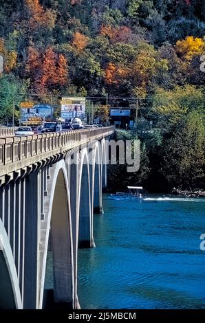 Branson, Missouri USA 29. September 2001: Die alte Highway 65-Brücke erstreckt sich über den Lake Taneycomo in Branson, Missouri. Die fünfspannige Betonbogenbrücke über den Lake Taneycomo (White River) auf der MO 76/Business US 65 in Branson wurde 1931 gebaut. Stockfoto