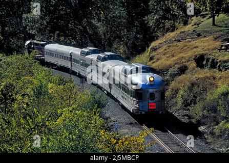 Branson, Missouri, USA 29. September 2001: Der Branson Scenic Railway Zug rollt durch die Hügel mit früherbstlichen Farben und bietet den Passagieren einen spektakulären Blick von den zum Untergang verurteilten Beobachtungswagen. Stockfoto