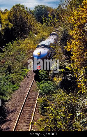 Branson, Missouri, USA 29. September 2001: Der Branson Scenic Railway Zug rollt durch die Hügel mit früherbstlichen Farben und bietet den Passagieren einen spektakulären Blick von den zum Untergang verurteilten Beobachtungswagen. Stockfoto