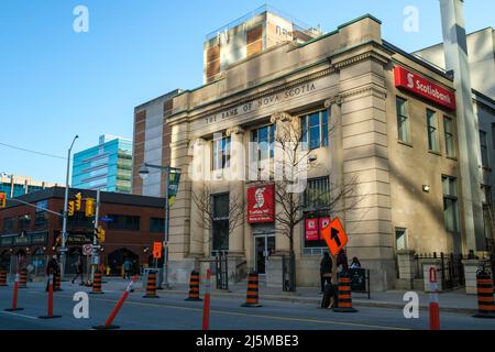 Ottawa, Ontario, Kanada - 22. April 2022: Ein Gebäude der Bank of Nova Scotia aus dem Jahr 1960s an der Bank Street in Ottawa, der Bank & Gloucester Scotiabank Niederlassung. Stockfoto