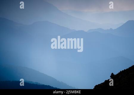 Sonnenuntergang über der Nordwand der Serra del Cadí. Katalonien. Spanien. Stockfoto