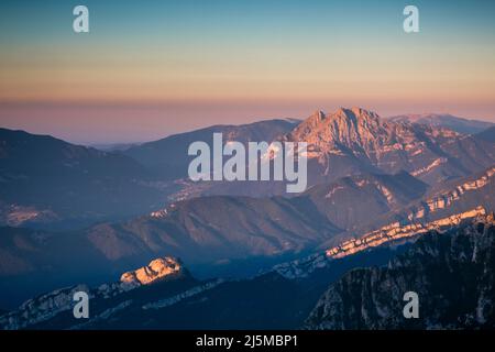 Morgenlicht über dem Pedraforca. Katalonien. Spanien. Stockfoto