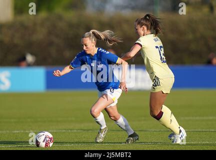 Evertons Toni Duggan und Arsenals Lia Walti kämpfen während des Spiels der Barclays FA Women's Super League im Walton Hall Park, Liverpool, um den Ball. Bilddatum: Sonntag, 24. April 2022. Stockfoto