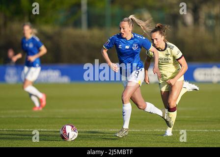 Evertons Toni Duggan und Arsenals Lia Walti kämpfen während des Spiels der Barclays FA Women's Super League im Walton Hall Park, Liverpool, um den Ball. Bilddatum: Sonntag, 24. April 2022. Stockfoto