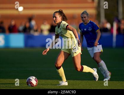 Lia Walti von Arsenal beim Spiel der Barclays FA Women's Super League im Walton Hall Park, Liverpool, auf dem Ball. Bilddatum: Sonntag, 24. April 2022. Stockfoto