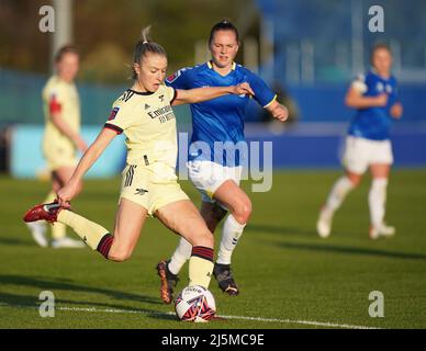 Leah Williamson von Arsenal (links) und Lucy Graham von Everton kämpfen während des Spiels der Barclays FA Women's Super League im Walton Hall Park, Liverpool, um den Ball. Bilddatum: Sonntag, 24. April 2022. Stockfoto