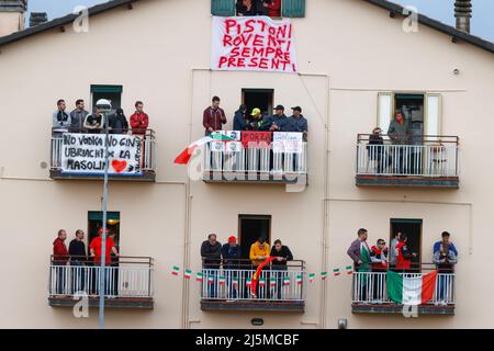 Imola, Italien. 24. April 2022. Fans während des Formel 1 Grand Premio del Made in Italy e dell'Emilia-Romagna 2022, 4. Runde der FIA Formel 1 Weltmeisterschaft 2022, auf dem Imola Circuit, vom 22. Bis 24. April 2022 in Imola, Italien - Foto DPPI Credit: DPPI Media/Alamy Live News Stockfoto