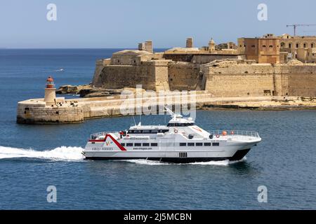 Virtu Fähren San Frangisk Schnellfähre, die am Ende der Reise in den Grand Harbour einfährt. Stockfoto