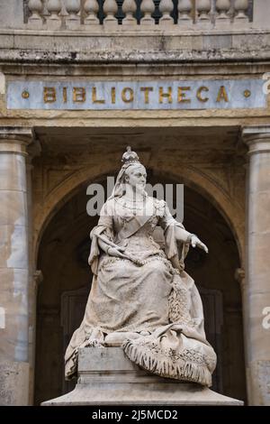 Blick auf die Statue der Königin Victoria vor der Nationalbibliothek von Malta in La Valletta Stockfoto