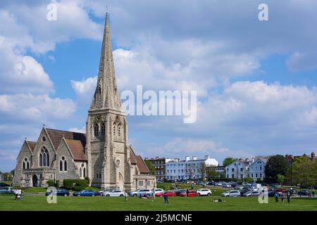 Die Victorian Church of All Saints und nahe gelegene Häuser, Blackheath, South East London, Großbritannien Stockfoto