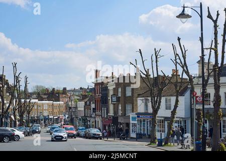 Geschäfte und Unternehmen entlang der Hauptstraße in Blackheath Village, South East London, Großbritannien Stockfoto