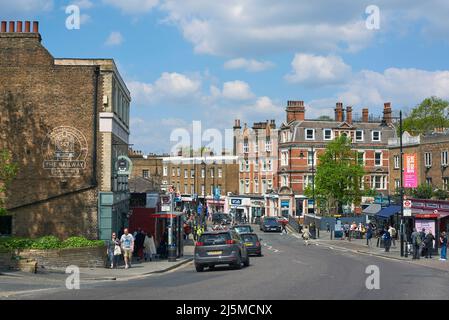 Geschäfte und Fußgänger entlang der Hauptstraße in Blackheath Village, South East London, Großbritannien Stockfoto