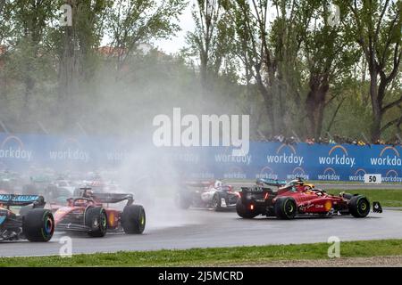Imola, Italien. 24. April 2022. Daniel Ricciardo aus Australien fährt den (3) McLaren MCL36 Mercedes und Carlos Sainz aus Spanien fährt (55) der Ferrari F1-75 kollidiert beim Start beim Grand Prix der Emilia Romagna F1 beim Autodromo Enzo e Dino Ferrari am 24. April 2022 in Imola, Italien. Quelle: Marco Canoniero/Alamy Live News Stockfoto