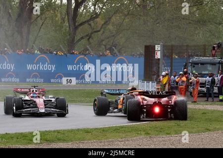 Imola, Italien. 24. April 2022. Daniel Ricciardo aus Australien fährt den (3) McLaren MCL36 Mercedes und Carlos Sainz aus Spanien fährt (55) der Ferrari F1-75 kollidiert beim Start beim Grand Prix der Emilia Romagna F1 beim Autodromo Enzo e Dino Ferrari am 24. April 2022 in Imola, Italien. Quelle: Marco Canoniero/Alamy Live News Stockfoto