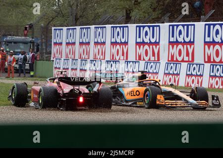 Imola, Italien. 24. April 2022. Daniel Ricciardo aus Australien fährt den (3) McLaren MCL36 Mercedes und Carlos Sainz aus Spanien fährt (55) der Ferrari F1-75 kollidiert beim Start beim Grand Prix der Emilia Romagna F1 beim Autodromo Enzo e Dino Ferrari am 24. April 2022 in Imola, Italien. Quelle: Marco Canoniero/Alamy Live News Stockfoto