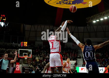 Enerxenia Arena, Varese, Italien, 24. April 2022, Beane schießen gegen frazier während Openjobmetis Varese gegen Fortitudo Bologna - Italienische Basketball A Serie Championship Stockfoto