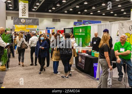 Besucher der CHFA Food Show im Vancouver Convention Center am 23.. Und 24. 2022. April in Kanada Stockfoto