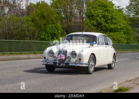 1960 60s Sixties white Jaguar MK II 3442cc petrol 4dr, viertürige Limousine; Jaguar Mark 2 eine mittelgroße Luxus-Sportlimousine, gebaut von Ende 1959 bis 1967. Stockfoto