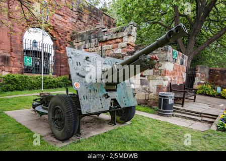 25 Pfünder-Artilleriese, eine von zwei WW11 Kanonen vor Shrewsbury Castle, Shropshire Stockfoto