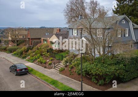 Große Häuser Highland Drive Wohnviertel Queen Anne in Seattle Washington. Stockfoto