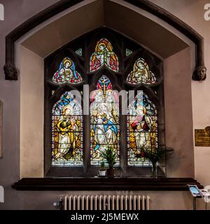 Die Shrewsbury Cathedral verfügt über eine Reihe herausragender Buntglasfenster Stockfoto