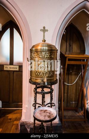 Die Shrewsbury Cathedral (R.C.) hat eine Reihe herausragender Buntglasfenster sowie dieses Messingmerkmal bezüglich des Heiligen Wassers. Stockfoto