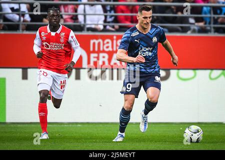 Reims, Frankreich, Frankreich. 24. April 2022. Banzouzi (Bradley) LOCKO aus Reims und Arkadiusz MILIK aus Marseille während des Ligue 1-Spiels zwischen Stade de Reims und Olympique de Marseille (OM) im Auguste-Delaune-Stadion am 24. April 2022 in Reims, Frankreich. (Bild: © Matthieu Mirville/ZUMA Press Wire) Stockfoto