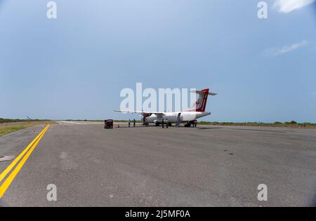 Aggati Island Airport, Lakshadweep, Indien. Flugzeug der Air India Alliance auf der Landebahn. Stockfoto