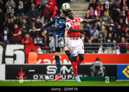Reims, Frankreich, Frankreich. 24. April 2022. Luan PERES aus Marseille und Dion LOPY aus Reims während des Ligue 1-Spiels zwischen Stade de Reims und Olympique de Marseille (OM) am 24. April 2022 im Auguste Delaune-Stadion in Reims, Frankreich. (Bild: © Matthieu Mirville/ZUMA Press Wire) Stockfoto