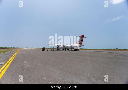 Aggati Island Airport, Lakshadweep, Indien. Flugzeug der Air India Alliance auf der Landebahn. Stockfoto