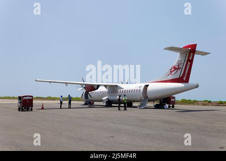 Aggati Island Airport, Lakshadweep, Indien. Flugzeug der Air India Alliance auf der Landebahn. Stockfoto