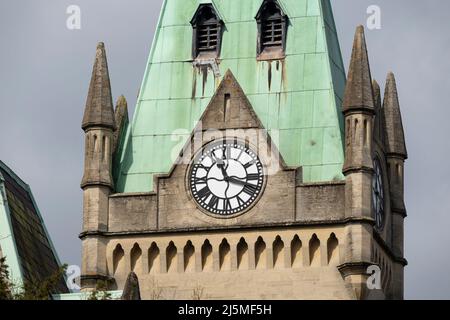 Nahaufnahme des prächtigen Sandstein- und Kupferblechuhrturms des gotischen Revival-Stils, der im viktorianischen Grade II gelistet ist, Guildhall Winchester. VEREINIGTES KÖNIGREICH Stockfoto