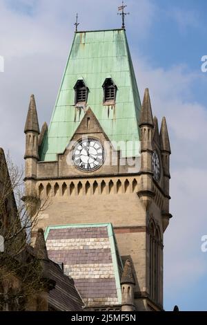 Nahaufnahme des prächtigen Sandstein- und Kupferblechuhrturms des gotischen Revival-Stils, der im viktorianischen Grade II gelistet ist, Guildhall Winchester. VEREINIGTES KÖNIGREICH Stockfoto