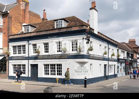 The William Walker in Spring Sunshine - Fuller's Pub and Restaurant - ein viktorianischer Pub aus dem Jahr 1860 im Herzen von Winchester. VEREINIGTES KÖNIGREICH Stockfoto