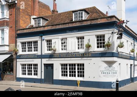 The William Walker in Spring Sunshine - Fuller's Pub and Restaurant - ein viktorianischer Pub aus dem Jahr 1860 im Herzen von Winchester. VEREINIGTES KÖNIGREICH Stockfoto