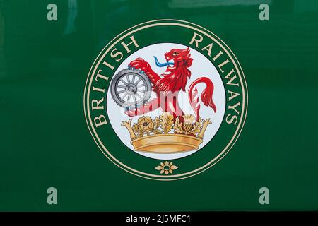 Traditionelles Wappen der British Railways mit Wappen eines Löwen und eines Rades, das auf der Seite eines Wagens auf der Watercress Line gemalt ist. England Stockfoto