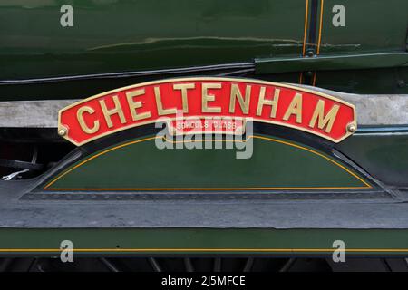 Nahaufnahme auf dem Typenschild der Dampflokomotive der Cheltenham Schools Class 30925, die auf der traditionsreiche Watercress Line fährt. Hampshire, England Stockfoto