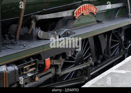 Nahaufnahme auf dem Typenschild der Dampflokomotive der Cheltenham Schools Class 30925, die auf der traditionsreiche Watercress Line fährt. Hampshire, England Stockfoto
