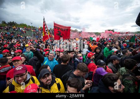 Imola, Italien. 24. April 2022. Unterstützer beim Grand Prix der Emilia Romagna F1 beim Autodromo Enzo e Dino Ferrari am 24. April 2022 in Imola, Italien. Quelle: Marco Canoniero/Alamy Live News Stockfoto