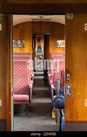 Das altmodische Interieur der historischen Eisenbahnkutschen der British Railways auf der historischen Watercress Mid-hants-Eisenbahnlinie. Hampshire, England Stockfoto