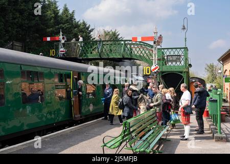 Passagiere, die aus Eisenbahnwaggons auf den Bahnsteig der traditionsreiche Watercress Railway Line am Bahnhof Alresford steigen. Hampshire, England Stockfoto