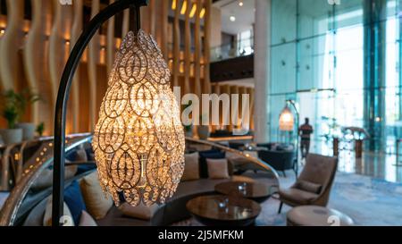 Abu Dhabi, Vereinigte Arabische Emirate - Februar 2022: Innenansicht der Hotellobby im Grand Hyatt Hotel in Abu Dhabi Etihad Towers Stockfoto