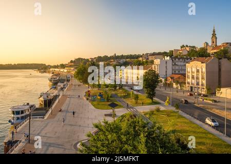 Belgrader Stadtbild mit Kathedrale und Uferpromenade des Flusses Sava, Serbien Stockfoto