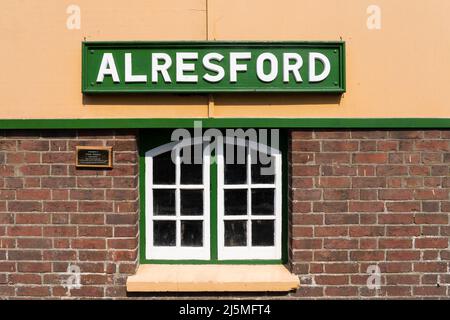 Traditionelles Bahnschild in Gill Sans-Schrift in British Railways grün am Bahnhof Alresford auf der traditionsreichen Watercress Line. Hampshire. VEREINIGTES KÖNIGREICH Stockfoto