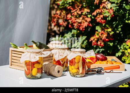 Konservierung Gartengemüse, Konservierung von Tomaten, Paprika, Zucchini-Gemüse. Fermentierte Lebensmittel. Gemüse im Garten im Sommer Tag. Stockfoto
