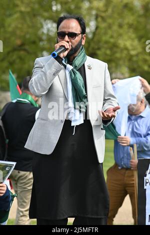 London, Großbritannien. 24. April 2022. Tausende Noise Pakistiani protestieren gegen importierte Minister, die eine Wahl fordern, und marschieren nun zum Nawaz Sharif Haus - Avenfield Haus in Marble Arch, London, Großbritannien. - 24. April 2022. Kredit: Picture Capital/Alamy Live Nachrichten Stockfoto