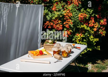 Konservierung Gartengemüse, Konservierung von Tomaten, Paprika, Zucchini-Gemüse. Fermentierte Lebensmittel. Gemüse im Garten im Sommer Tag. Stockfoto