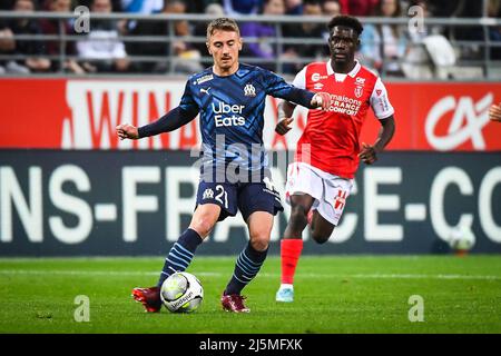 Reims, Frankreich, Frankreich. 24. April 2022. Valentin RONGIER aus Marseille und Nathanael MBUKU aus Reims während des Ligue 1-Spiels zwischen Stade de Reims und Olympique de Marseille (OM) am 24. April 2022 im Auguste Delaune-Stadion in Reims, Frankreich. (Bild: © Matthieu Mirville/ZUMA Press Wire) Stockfoto