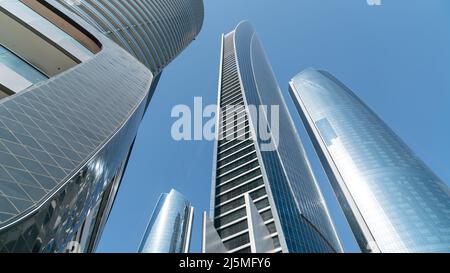 Abu Dhabi, Vereinigte Arabische Emirate - Februar 2022: Etihad Towers sind fünf Wolkenkratzer der 74-stöckige Komplex ist das dritthöchste Gebäude in Abu Dhabi. Stockfoto