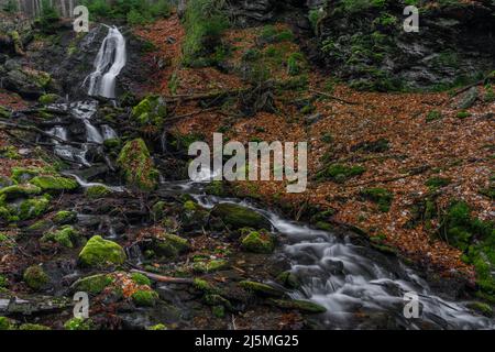 Prudky rucej Bach mit Wasserfall in der Nähe des Zusammenflusses mit Iserfluss im Riesengebirge Stockfoto